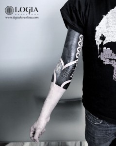 tatuaje-brazo-geometrico-negro-Logia-Barcelona-Dasly 